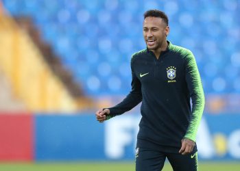 Neymar foi recebido com festa pela torcida do Cruzeiro