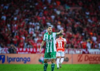 Torcida do Cruzeiro está rindo à toa com desfecho da carreira de Gilberto