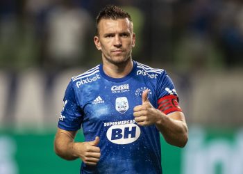 Pra sempre capitão, Eduardo Brock aconselha e atacante assina com o Cruzeiro