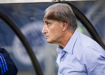 Técnico da Europa surge com camisa do Cruzeiro em meio a crise de Tite