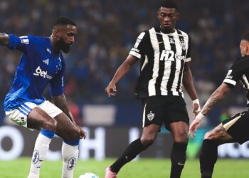 Artur Jorge expõe situação com o elenco do Cruzeiro após derrota no clássico