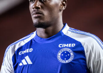 Cria do Cruzeiro estreia como profissional na Inglaterra