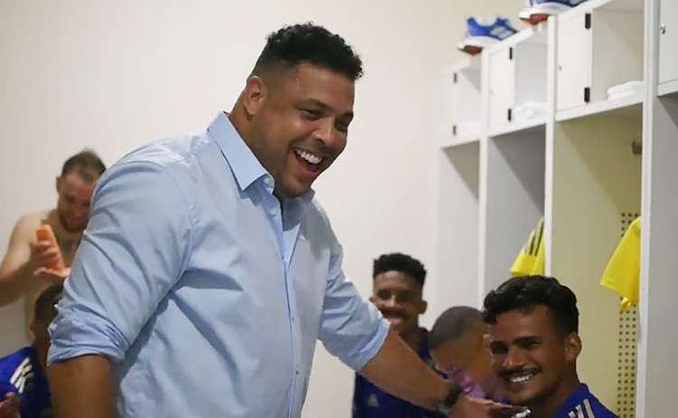 Ronaldo vai ao vestiário do Cruzeiro e tem resenha com elenco