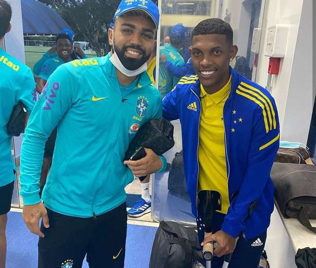Após lesão, Vitor Leque aparece de muletas no CT do Cruzeiro