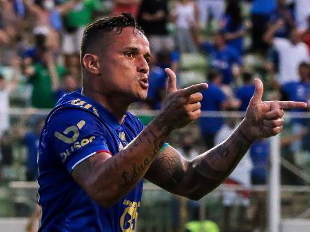 Artilheiro do Cruzeiro, Edu comenta sobre partida contra o Uberlândia