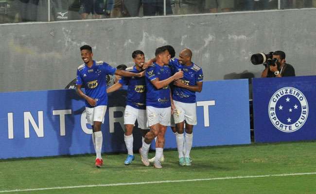 Cruzeiro vence o Uberlândia e retoma a liderança do Campeonato Mineiro