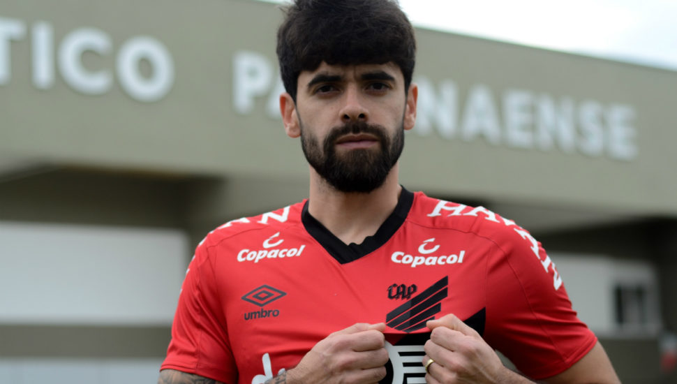 Cruzeiro deve fechar com ex-meia do Athletico-PR