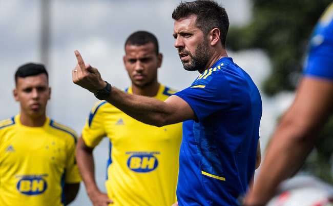 pezzolano-em-conversa-com-jogadores-do-cruzeiro-em-seus-treinos-iniciais-na-toca-da-raposa-ii_1_78413