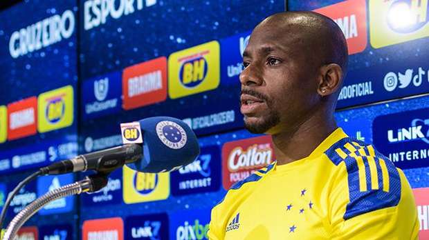 Antes da estreia na Copa do Brasil, Waguininho interage com torcida do Cruzeiro