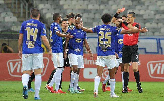 Com arbitragem polêmica Cruzeiro perde pela primeira vez em 2022