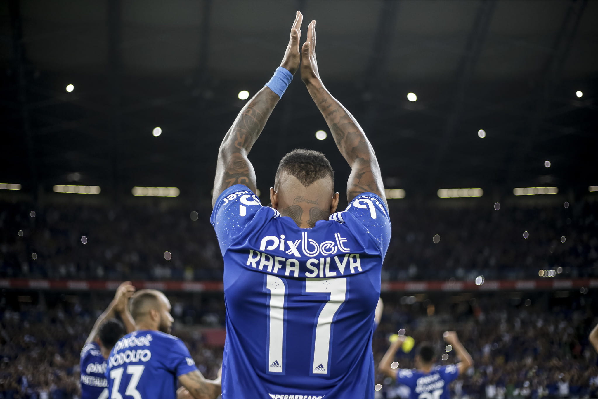 Jogadores do Cruzeiro diante da torcida. Foto: Divulgação/Reprodução.