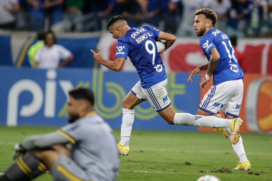Craque do Cruzeiro perde a paciência e solta o verbo ao sair de campo