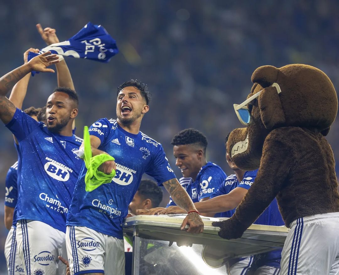 Vídeos postados nas redes sociais mostra elenco do Cruzeiro em grande festa após o acesso