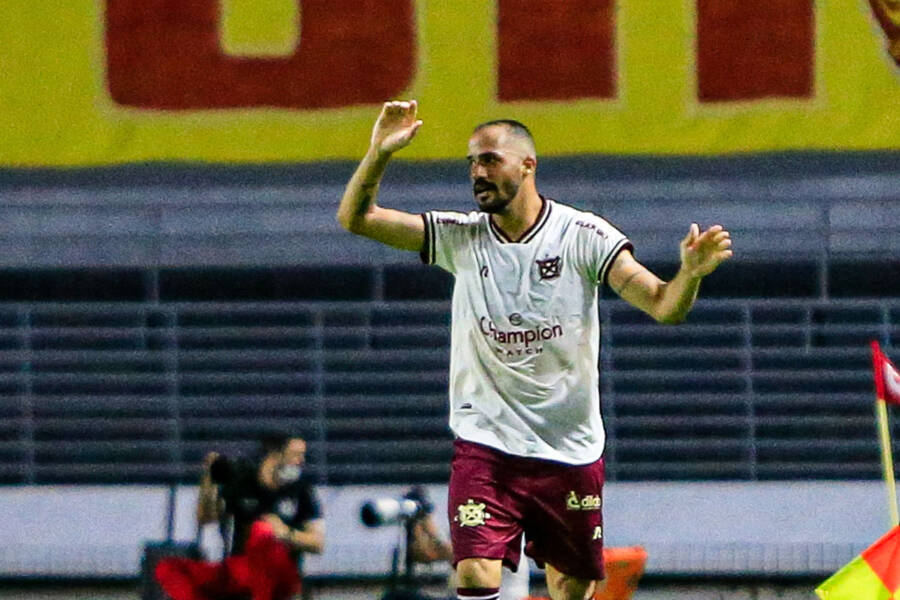 Jogador do CRB erra feio em cobrança de pênalti e manda a bola longe