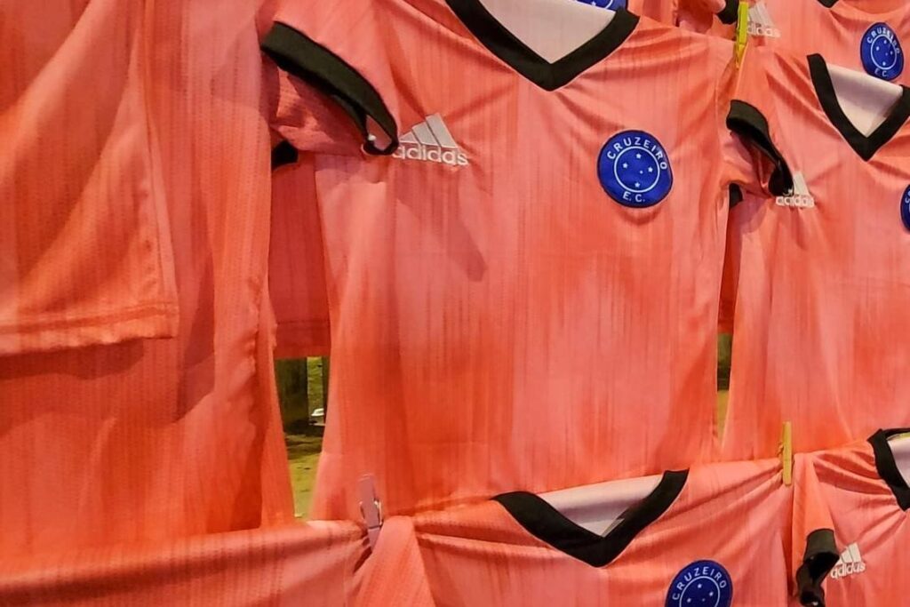 Camisa do Cruzeiro vendida por ambulante.