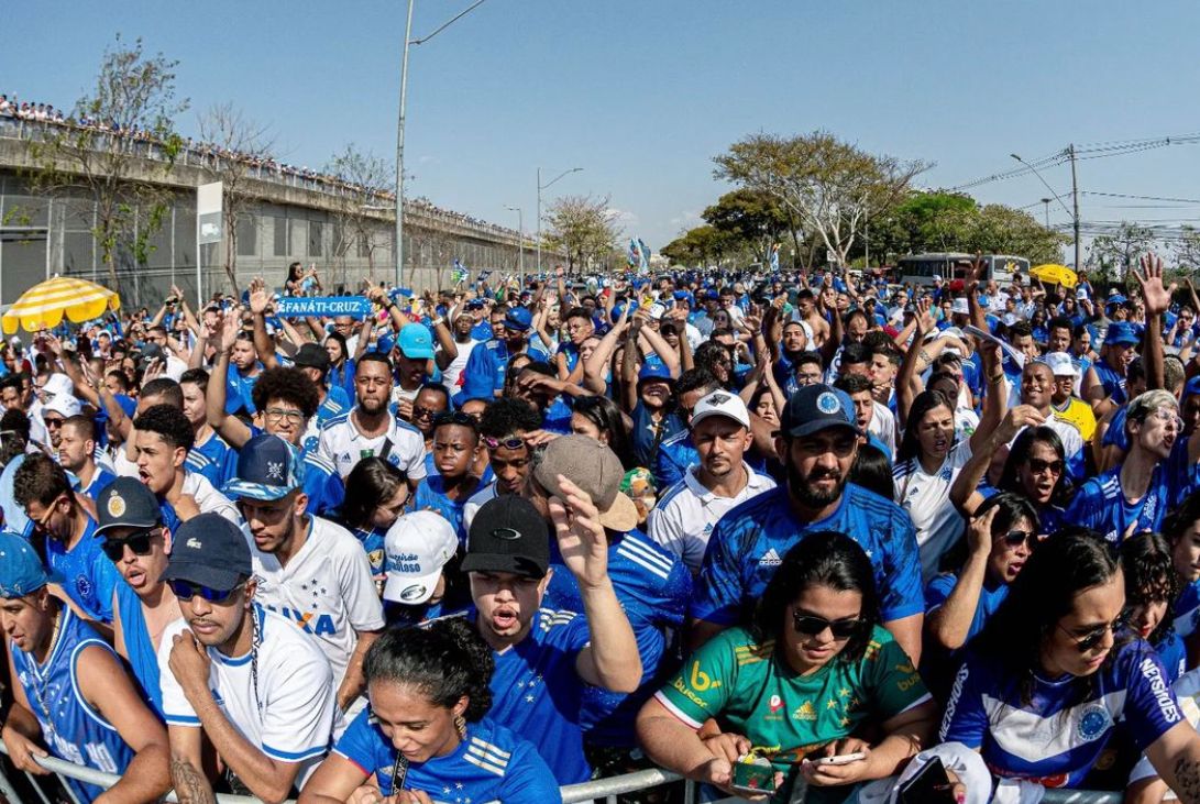 Jornalista perde a paciência e cobra explicações sobre confusões em jogo do Cruzeiro