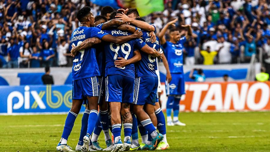 jogadores-do-cruzeiro-comemoram-gol-sobre-a-ponte-preta-na-serie-b