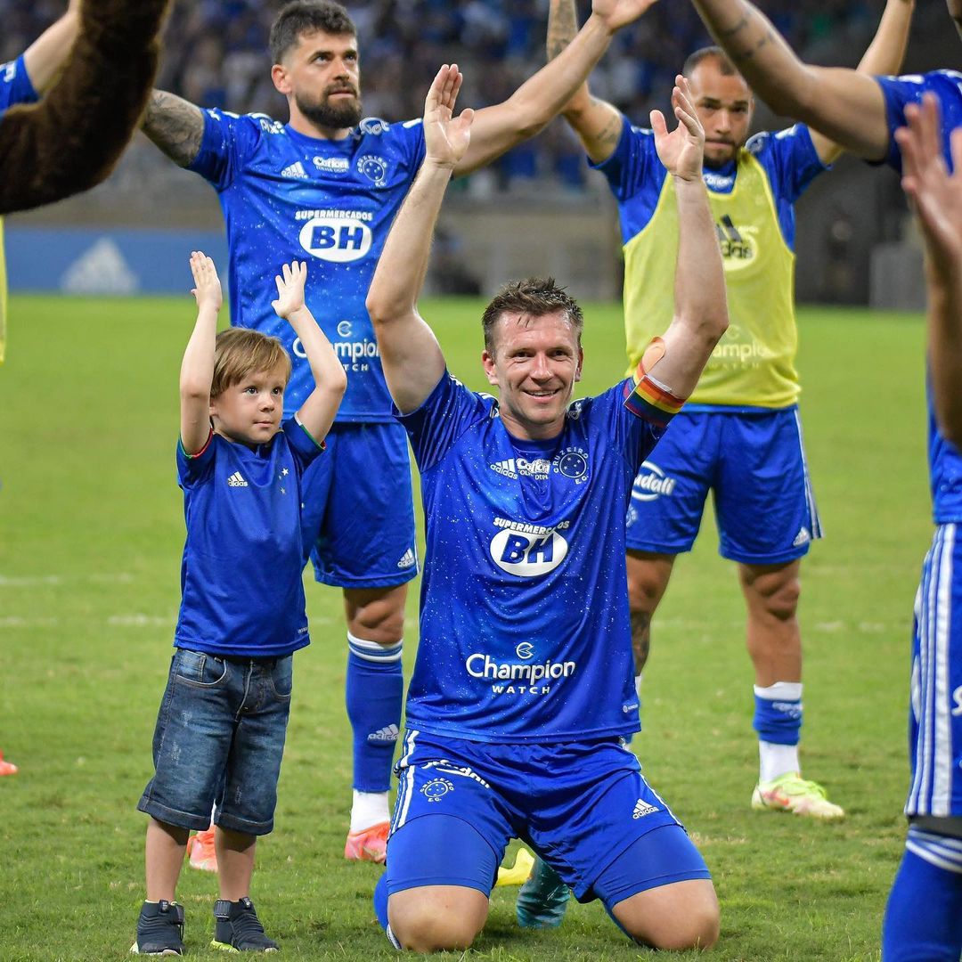 Eduardo Brock não perdoa e faz piada com craque do Cruzeiro em programa esportivo