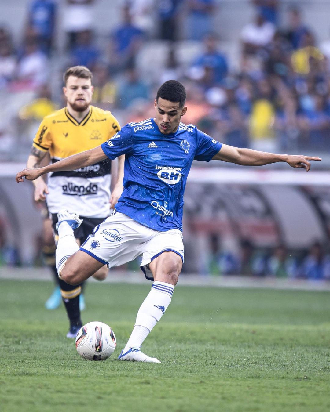 Oliveira ativa modo de festa no Cruzeiro e faz brincadeira com companheiros do clube