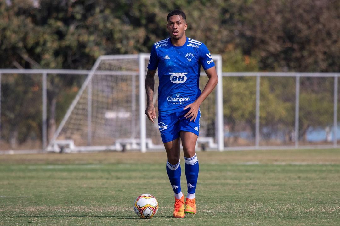 Craque do Cruzeiro cai em trote e vídeo faz torcida cair na gargalhada