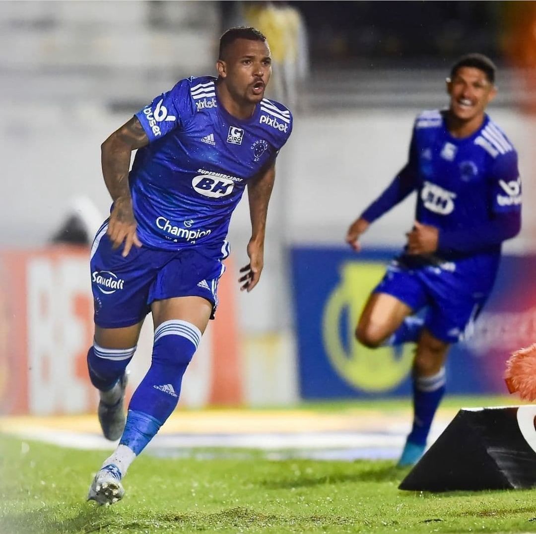 Zagueiro revela vontade de jogar pelo Cruzeiro e agora só falta assinar o contrato