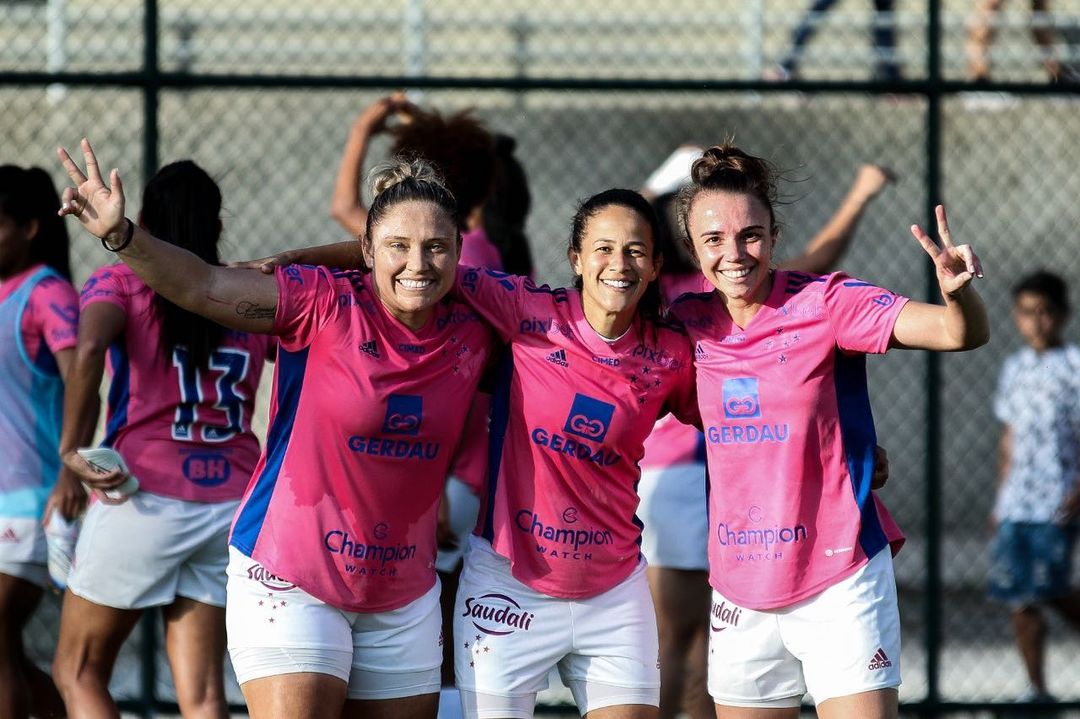 Ronaldo rasga elogios para time feminino do Cruzeiro