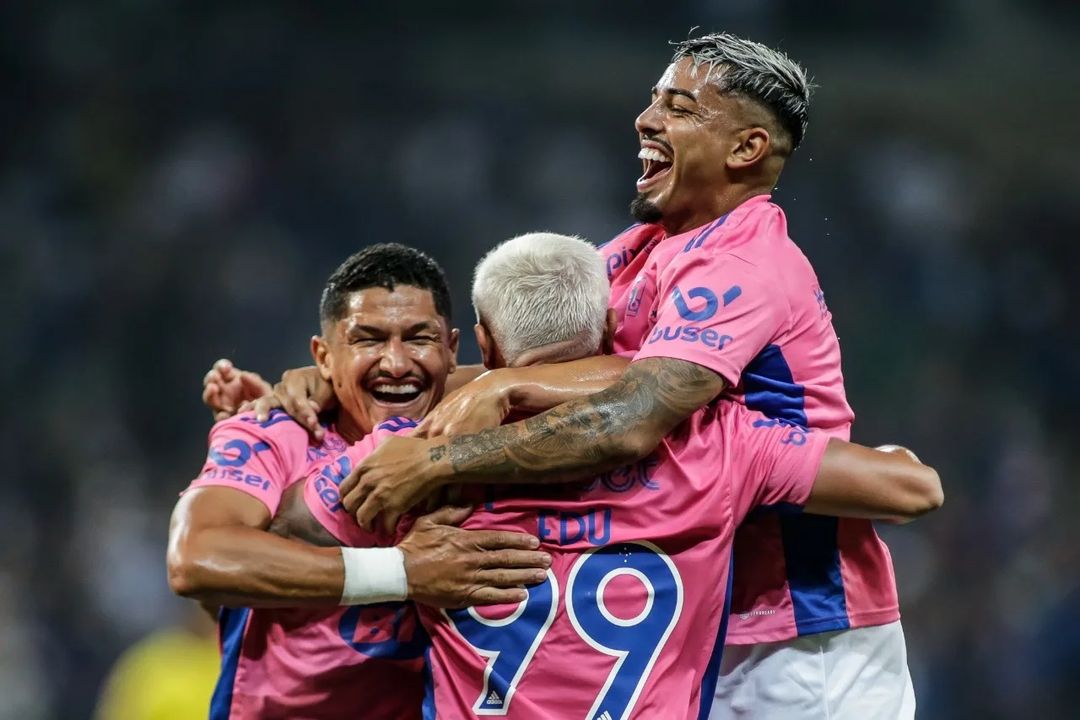 Craques do Cruzeiro são flagrados em situação inusitada e vídeo viraliza em todo o mundo