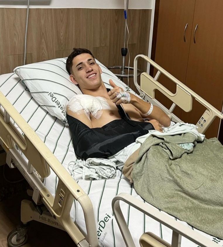 Craque do Cruzeiro se pronuncia nas redes após cirurgia e tranquiliza torcida