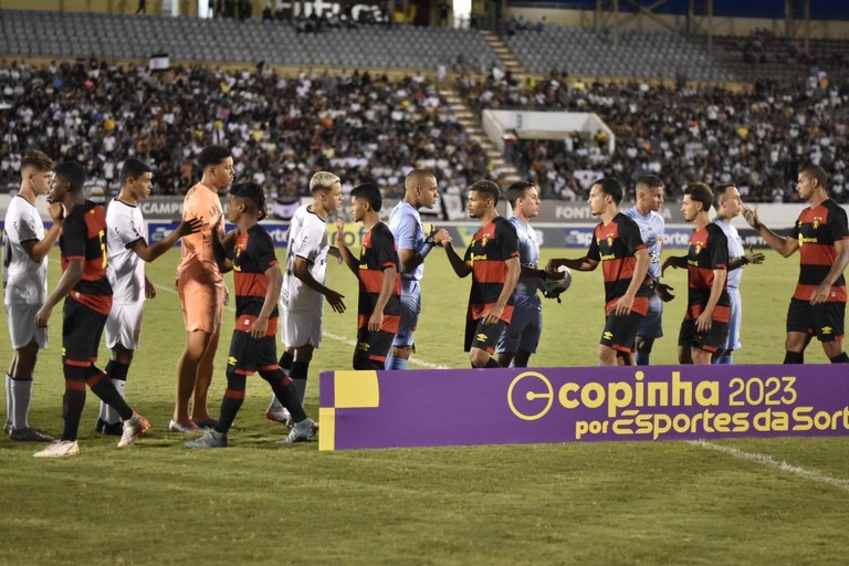 Narrador perde a paciência ao vivo e reclama de jogada do Cruzeiro
