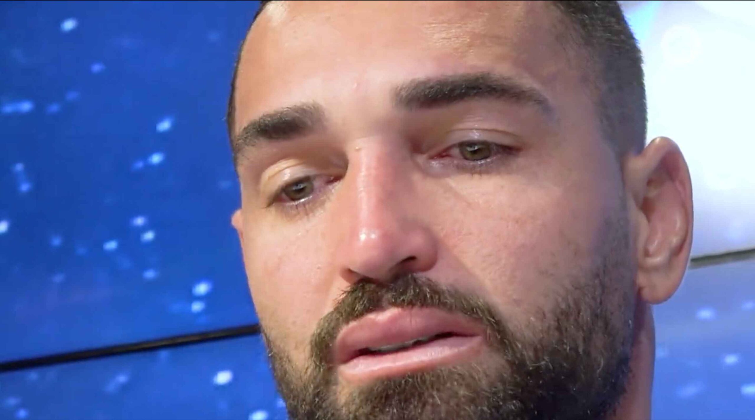 Gilberto é pego de surpresa no Cruzeiro e cai no choro