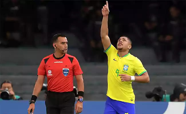 ex-cruzeiro-vitor-roque-marcou-duas-vezes-na-vitoria-da-selecao-brasileira