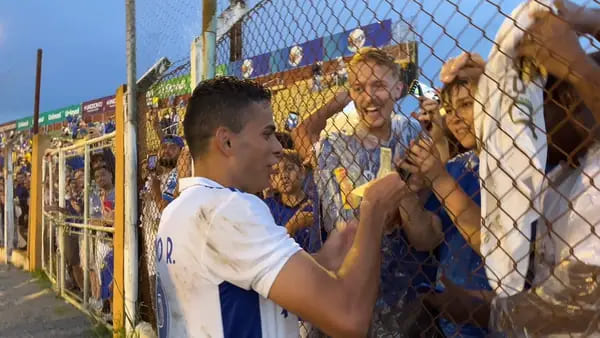 bruno-rodrigues-ganha-dolar-apos-marcar-gol-em-vitoria-do-cruzeiro-no-sul-de-minas