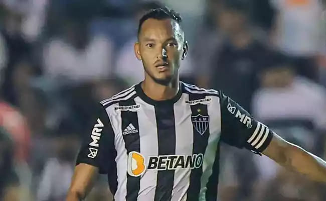 rever-zagueiro-do-atletico-em-acao-diante-do-ipatinga