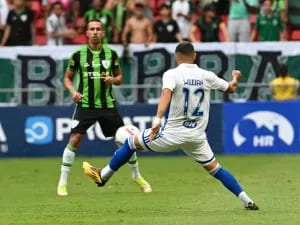 Time do Cruzeiro entra em campo com gafe bizarra em uniforme