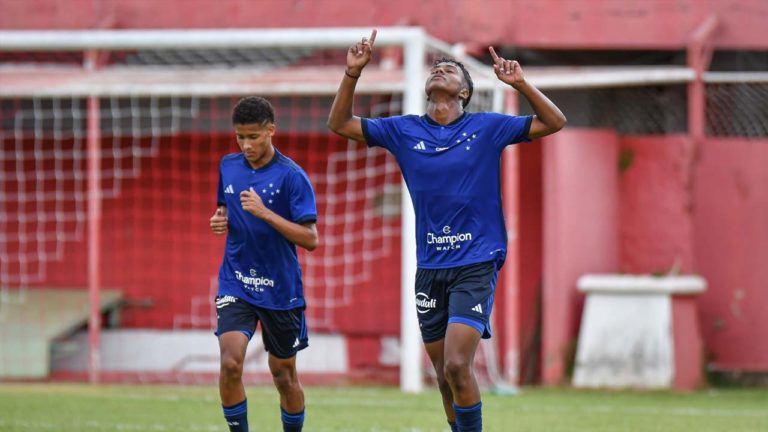 Cruzeiro goleia e avança na Copa do Brasil