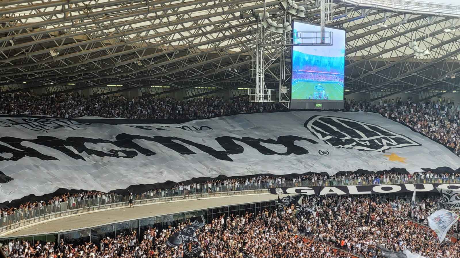 Torcida do Cruzeiro humilha Atlético-MG e ensina coisas básicas do futebol