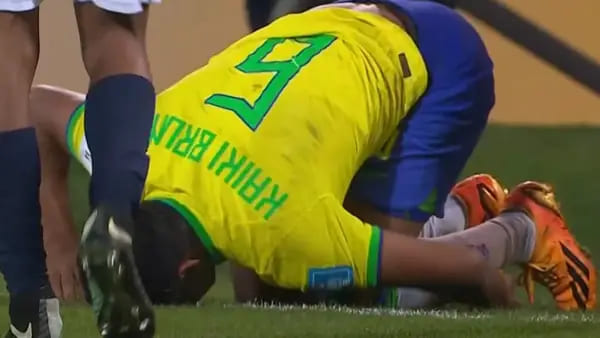 cruzeiro-kaiki-deixou-campo-de-jogo-apos-sofrer-uma-entorse-no-tornozelo-direito