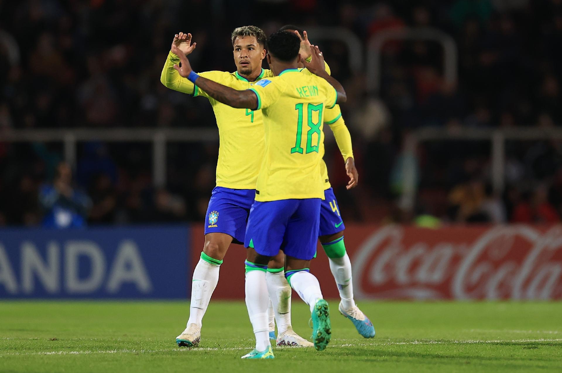Lateral do Cruzeiro vira titular da seleção brasileira na Copa do Mundo