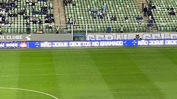 nao-jogue-objetos-no-gramado-pediu-o-cruzeiro-em-placas-de-publicidade