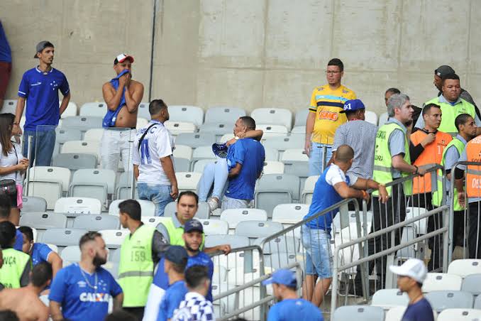 Rival do Cruzeiro é favorecido e jogador pede prisão de árbitro no Instagram