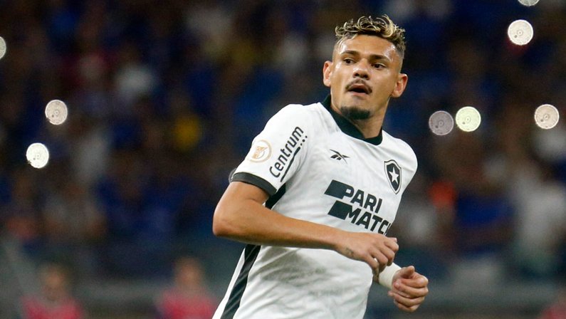 Após enfrentar o Cruzeiro, Botafogo recebe a pior notícia possível sobre Tiquinho Soares
