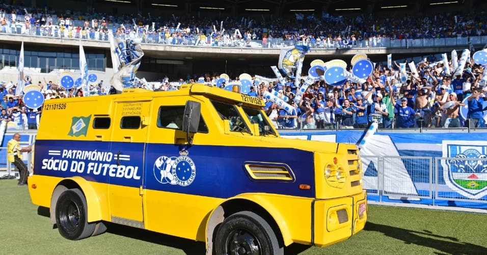 julio baptista chegou ao mineirao de carro forte para ser apresentado a torcida do cruzeiro 1375039339794 956x500 1