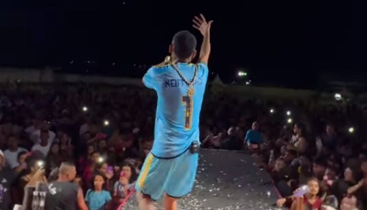 Cantor famoso se entrega e aparece vestindo a camisa do Cruzeiro