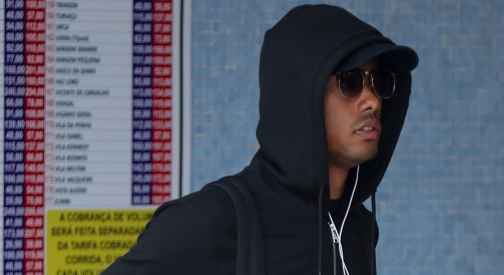 Bruno Henrique já está em Belo Horizonte para assinar novo contrato