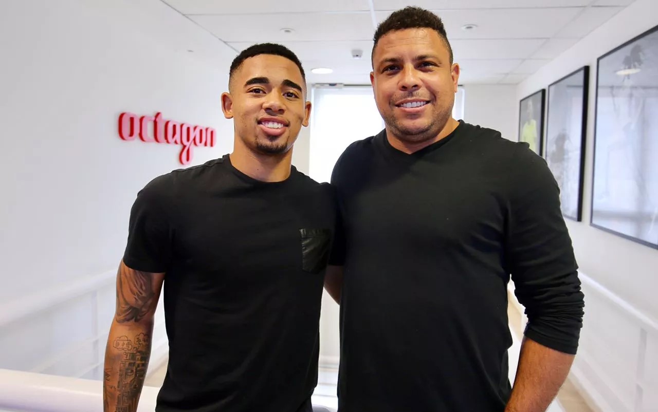 Ronaldo Fenômeno assinou contrato com Gabriel Jesus, seu sucessor na Seleção Brasileira