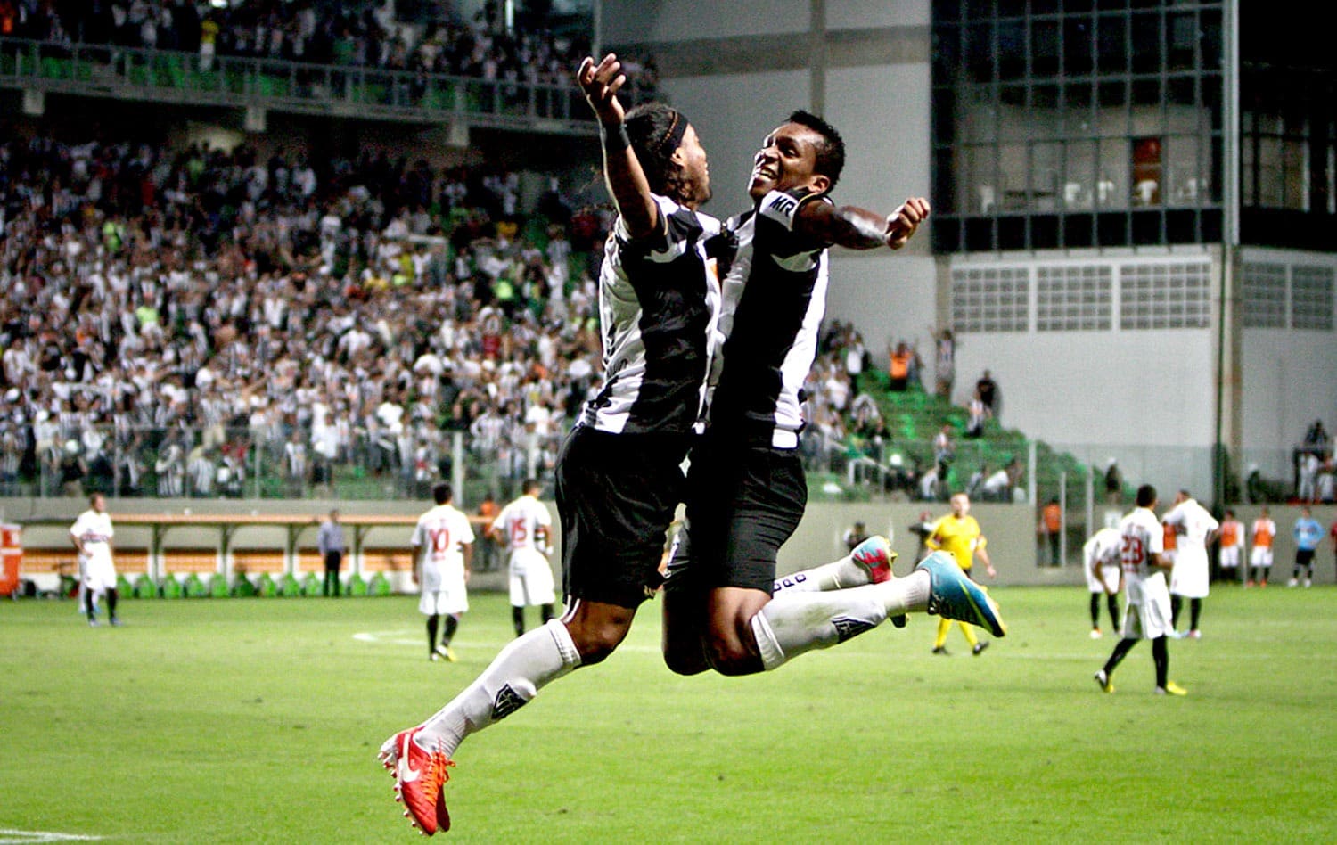 Atlético Ronaldinho e Jô