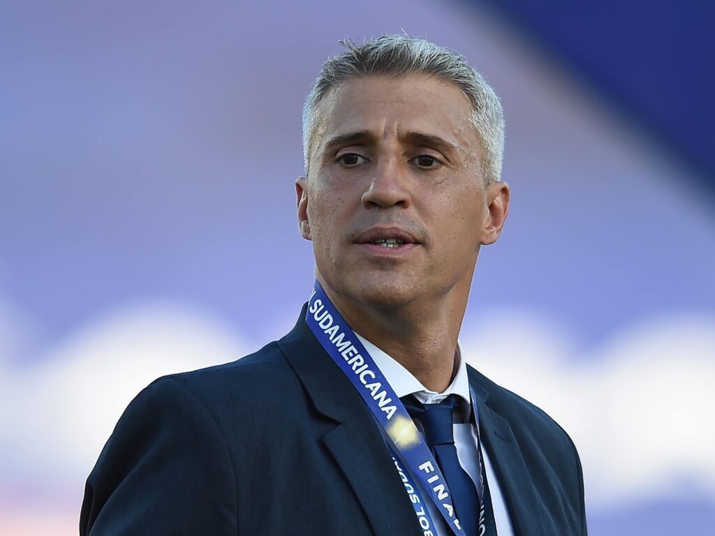 hernan crespo recebe medalha de campeao da copa sul americana 2020 com o defensa y justicia arg 1612651807296 v2 4x3 1