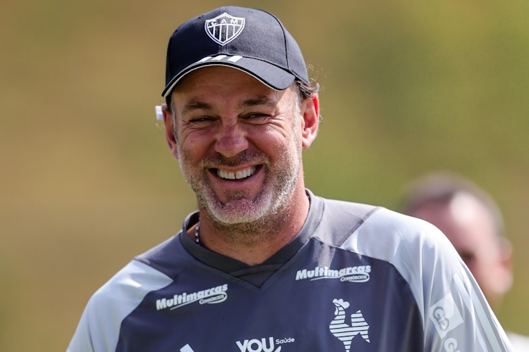 Rival do Cruzeiro age na surdina e contrata primo de Milito