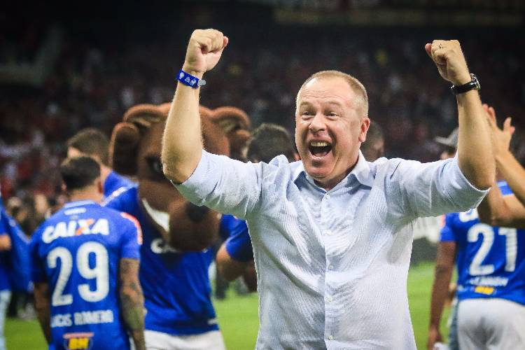 Mano Menezes surpreende e usa Cruzeiro de exemplo para defender o Fluminense
