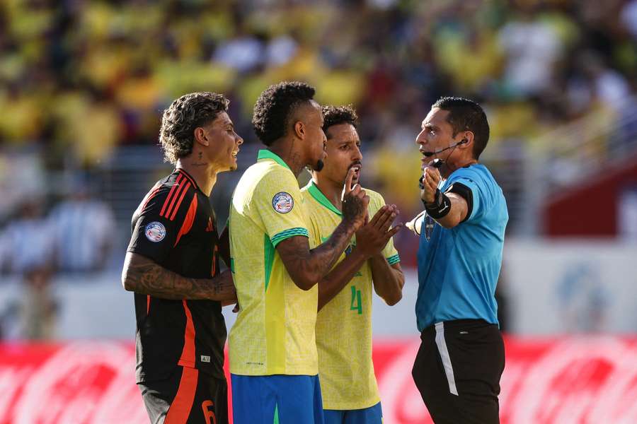 Árbitro que errou feio contra a Seleção Brasileira vai apitar jogo do Cruzeiro